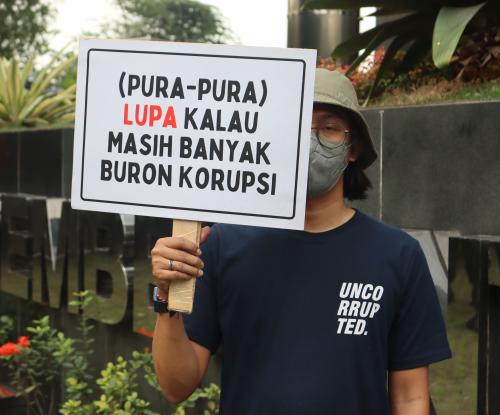 Aksi untuk memperingati 900 hari hilangnya Harun Masiku di depan Gedung Merah Putih, KPK. Aksi ini diliput oleh jurnalis dari berbagai media