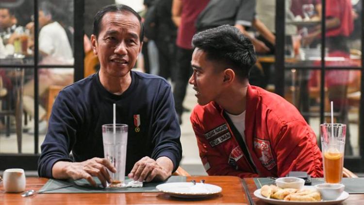 Foto menggambarkan Presiden Jokowi bersama anaknya, Kaesang Pangarep bersama beberapa anggota PSI lainnya